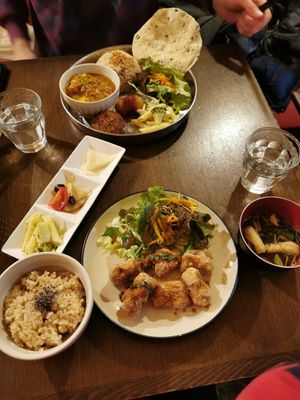 Meal A in front of me (around ¥1250) and meal C is the curry plate (around ¥1450) at Nagi Shokudo in Kamakura