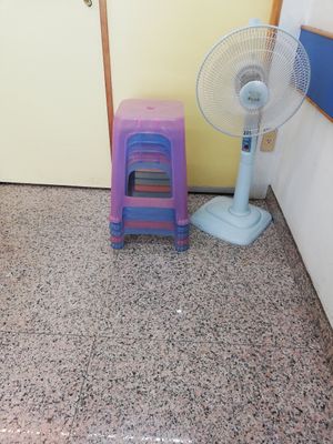 There's counter and you can take a chair at Ruì Bǐ BīngQíLín - Rabbit Ice Cream in Tainan