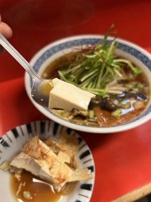 Cold tofu either the traditional Taiwanese sauce ramenn  at TàiLáng ZhōngHuá Lāmiàn in Tainan