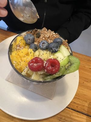 Bol iogurt grec   at Almazen Cafe in Sevilla