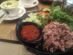 Customized salad plate with rice, avocado, salsa sauce and matcha latte with almond milk at Beanhive Coffee in Dublin