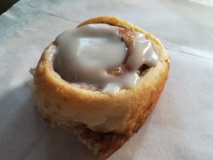 De las mejores hamburguesas que he probado, la Fake burguer es la mejor con aros de cebolla, salsa barbecue, jamon, tocino, queso amarillo... Y los roles... Mmmm at HolyVegan! in Aguascalientes