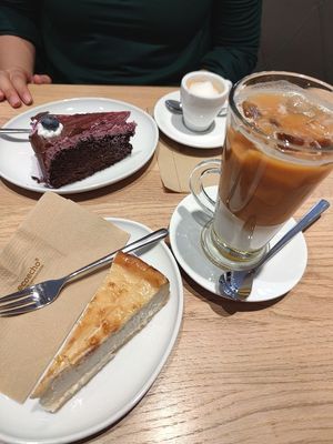 Chocolate cake and cheesecake at Venuss - Herrengasse in Vienna