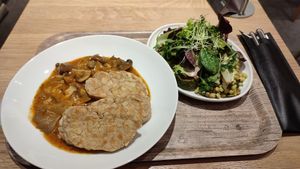 Mushroom goulash with tempeh and 3 different salads at Venuss - Herrengasse in Vienna