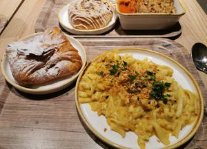 Cheesy spaetzle, veggie lasagna, cinnamon bun & Pastry with vanilla ganache at Venuss - Herrengasse in Vienna