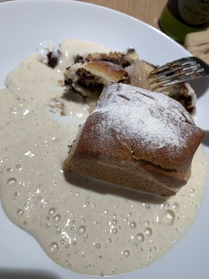 Warm chocolate brioche with vanilla cream  at Venuss - Herrengasse in Vienna