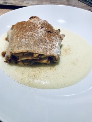 Apfelstrudel (€5) at Venuss - Herrengasse in Vienna