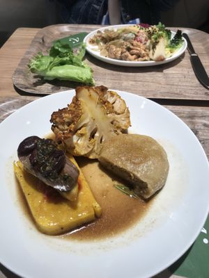 Various items from the hot bar at Venuss - Herrengasse in Vienna