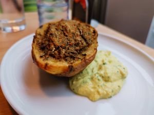 Offenkartoffeln mit Gemüsefüllung und Schnitttlauchdip at Venuss - Herrengasse in Vienna