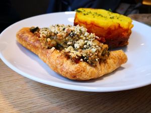 Französische Blätterteigschnitten mit Trockentomaten und Zucchini, 
Pulled Jackfruit at Venuss - Herrengasse in Vienna