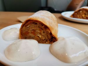 Apfel-Marillen Strudel mit Vanille Sauce at Venuss - Herrengasse in Vienna