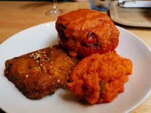 Sticky-Zitronen-Miso-Tofu mit Sesam und frischen Kräutern, gefüllter Paprika, Süßkartoffel Püree at Venuss - Herrengasse in Vienna