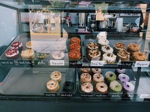 Display case full of delicious donuts at Piaf Repostería Alternativa in Guadalajara