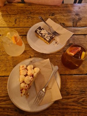 Lemonade, peach iced tea, raspberry and lemon cake and flapjack at Jaunty Goat - Bridge St in Chester