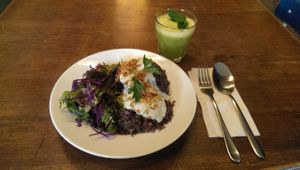 Mujaddara with fresh yoghurt sauce and roasted onions at Import Export in Munich