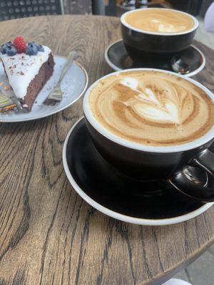 oat milk lattes & vegan cake at Relax na Wilczej in Warsaw