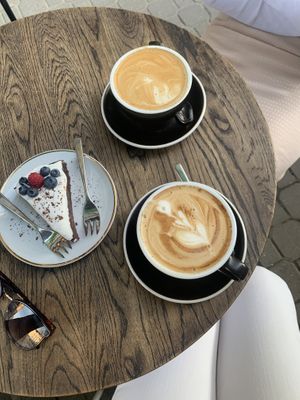 oat milk lattes & vegan cake at Relax na Wilczej in Warsaw