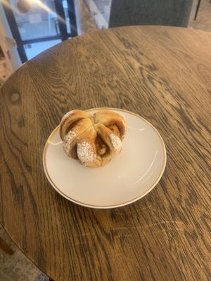 cinnamon bun at Relax na Wilczej in Warsaw