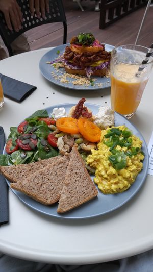 breakfast at Relax na Wilczej in Warsaw