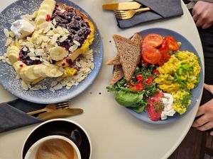 French toasts and tofu plate at Relax na Wilczej in Warsaw