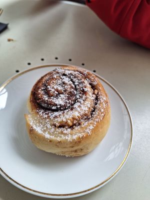 Cinnamon bun at Relax na Wilczej in Warsaw