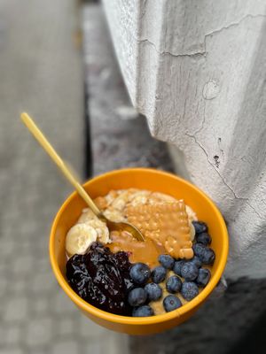 BISCOFF MILLET PORRIDGE (vegan, gf option) 

millet porridge with biscoff biscuit cream/banana/blueberries/caramel miso/
crumbled biscuits at Relax na Wilczej in Warsaw