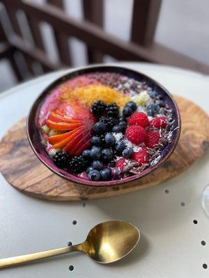 SMOOTHIEBOWL (V)
raspberries/peach/banana/nectarine/kiwi/açaí berries
 spelt-almond drink/coconut/raw crunchy cocoa
 at Relax na Wilczej in Warsaw