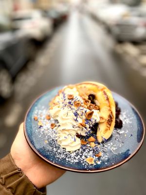 BANANA BREAD WITH 
WHIPPED CREAM 24,-

banana bread served warm /blueberry jam/
caramelized banana/’cream’/hazelnuts
 at Relax na Wilczej in Warsaw