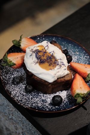 BANANA BREAD WITH 
WHIPPED CREAM (GF)

banana bread served warm /whipped ’cream’/vanilla/salty caramel/fruits
 at Relax na Wilczej in Warsaw