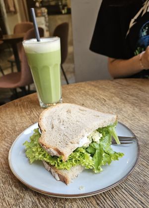 Tofu scramble sandwich at Relax na Wilczej in Warsaw