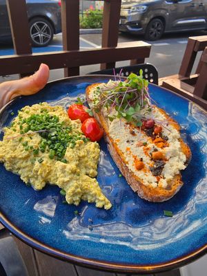 Tofu scramble and cashew cheese toast at Relax na Wilczej in Warsaw