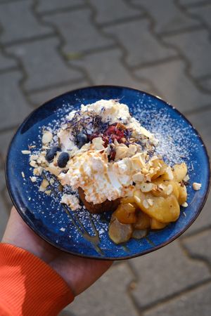 BANANA BREAD WITH APPLES & WHIPPED CREAM (GF)

banana bread served warm/caramelised apples/vegan ’cream’/
crispy almonds

 at Relax na Wilczej in Warsaw