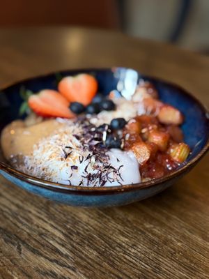 💥HIT💥 EARL GREY OATMEAL (V) 35,-

Oatmeal with almond-spelt ‘milk’ /rhubarb compote/coconut yogurt/toasted coconut/almond butter/seasonal fruits at Relax na Wilczej in Warsaw
