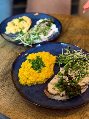 GREEN TOAST WITH SCRAMBLED TOFU 43,- (V)

Sourdough wheat-rye bread/tofu scramble/champignons/
cashew nut ‘cottage’ cheese thyme/vegan ‘parmigiano’  cheese/chives/sunflo at Relax na Wilczej in Warsaw
