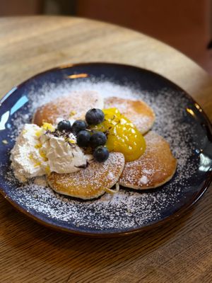 💥HIT💥 LEMON POPPY SEED PANCAKES WITH LEMON CURD (V) 

Vegan whipped 'cream'/lemon curd/seasonal fruits at Relax na Wilczej in Warsaw