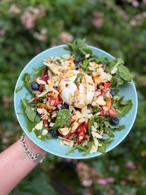 TOMATO & 'FETA" SALAD (GF)

arugula / tomatoes / olives / grilled nectarine / blueberries / burrata / parsley pesto / balsamic glaze / toasted
almonds / vegan feta at Relax na Wilczej in Warsaw