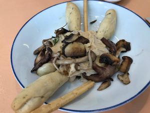 First plate of the menu: hummus con setas at Quitapesares Bar in Villena