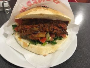 Vegan „doener“ with 4 meze (turkish starters / salads) at Gulet Feinkost in Munich