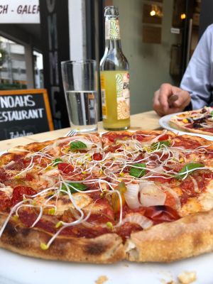 Pizza with garlic and cashew cheese at Noah's Restaurant in Mainz