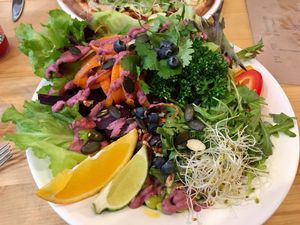 Edamame Bowl mit Hummus-Soße at Noah's Restaurant in Mainz