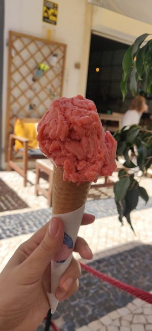 Gelado de morango sem leite at Gelateria Crema di Gelato in Lagos
