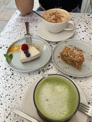 cheesecake y bizcocho de limón con almendras, Chai latte y matcha latte at Umami Good Food in Tenerife