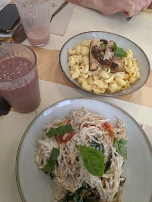 MacNCheeze & Pasta mit Creamcheeze at Umami Good Food in Tenerife