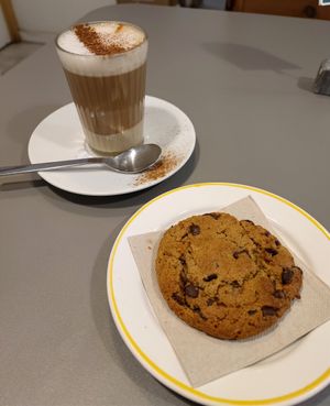 Barraquito con galleta "chips ahoy" at Umami Good Food in Tenerife