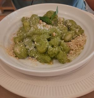 Ñoquis con pesto at Umami Good Food in Tenerife
