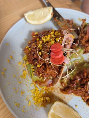 Einer von den 2 Tacos auf dem Teller at Umami Good Food in Tenerife