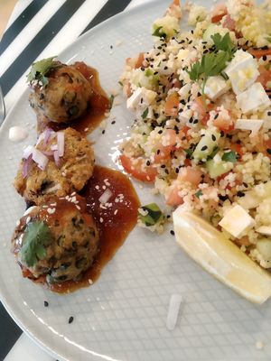 Tabulé con todo, bolitas de zanahorias con arvejas con chutney de manga at Umami Good Food in Tenerife