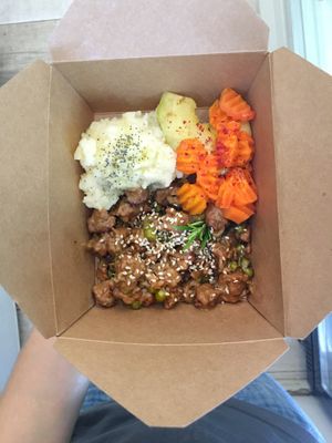 Carne vegetal con manzanas , puré de papas y verduras  at Umami Good Food in Tenerife