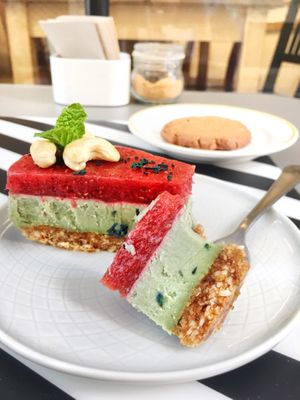 Cheese cake de te matcha y fresas  at Umami Good Food in Tenerife