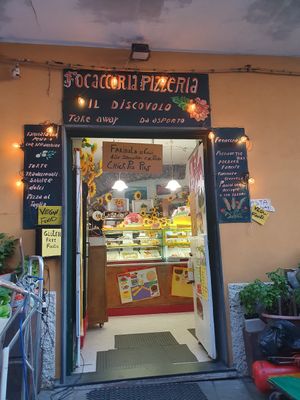 Vegan focaccio, lasagne, pesto, cake, ... at Il Discovolo in Manarola